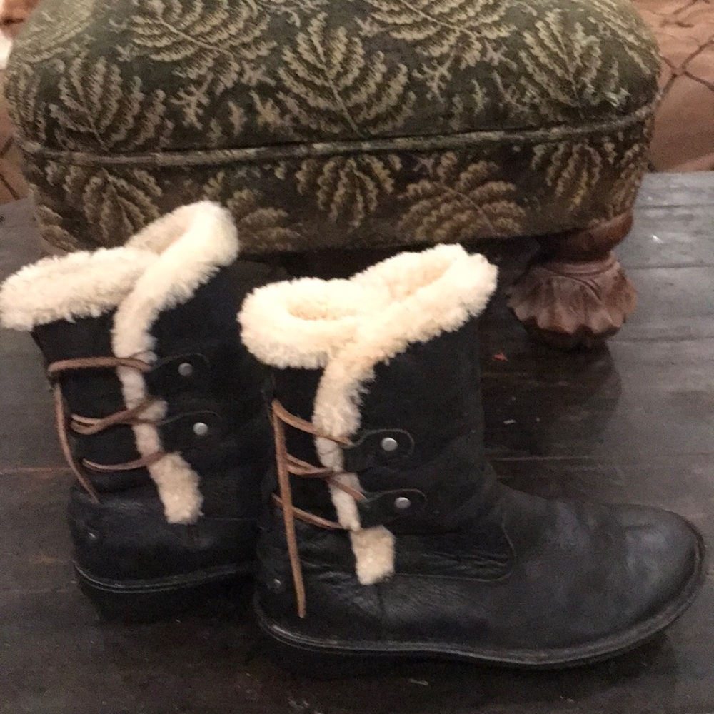 Ugg lace up vintage boot leather Alaskan tracker boots, size runs small.